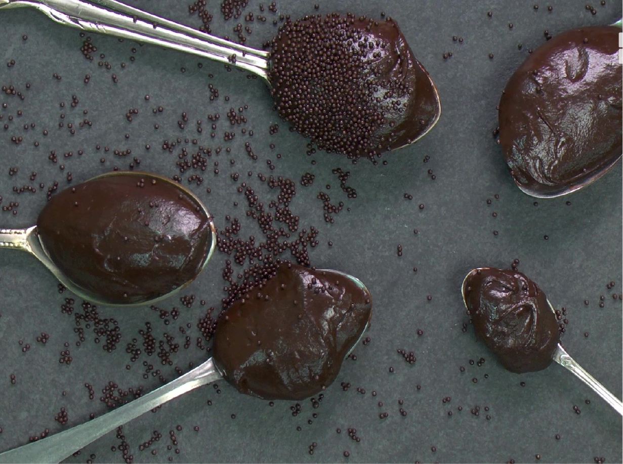 Brigadeirão com Crocante de Bolacha Cacau